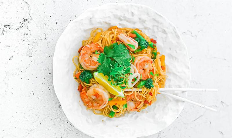  Chinese noodles with  shrimps & wok vegetables